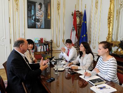 Am 22. August 2016 empfing Staatssekret&auml;rin Muna Duzdar (2.v.r.) Otto Pendl, Abgeordneter zum Nationalrat (l.) zu einem Arbeitsgespr&auml;ch.