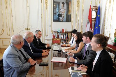 Am 23. August 2016 empfing Staatssekret&auml;rin Muna Duzdar (3.v.r.) den Vorsitzenden der Gewerkschaft &Ouml;ffentlicher Dienst Fritz Neugebauer (2.v.l.) zu einem Gespr&auml;ch.