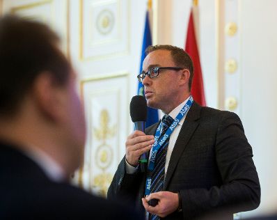 Am 8. September 2016 er&ouml;ffnet Staatssekret&auml;rin Muna Duzdar gemeinsam mit dem Direktor der Firma Atos, Gerald Gerstbauer, die Veranstaltung Sicherheitsforum. Im Bild G&uuml;nter Koinegg.