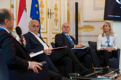 Am 8. September 2016 er&ouml;ffnet Staatssekret&auml;rin Muna Duzdar gemeinsam mit dem Direktor der Firma Atos, Gerald Gerstbauer, die Veranstaltung Sicherheitsforum. Im Bild (v.l.n.r.) Leopold L&ouml;schl, G&uuml;nther Ogris und Hanns-Thomas Kopf.