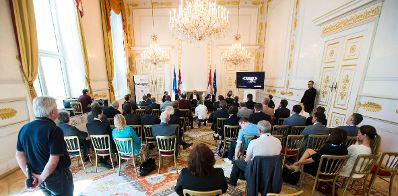 Am 8. September 2016 er&ouml;ffnet Staatssekret&auml;rin Muna Duzdar gemeinsam mit dem Direktor der Firma Atos, Gerald Gerstbauer, die Veranstaltung Sicherheitsforum.