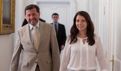 Am 13. September 2016 empfing Staatssekret&auml;rin Muna Duzdar (r.) den Botschafter der Vertretung Pal&auml;stina, Salah Abdel-Shafi (l.) zu einem Arbeitsgespr&auml;ch.