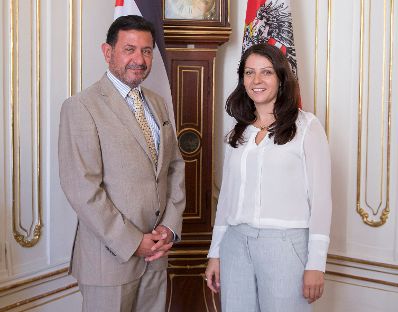 Am 13. September 2016 empfing Staatssekret&auml;rin Muna Duzdar (r.) den Botschafter der Vertretung Pal&auml;stina, Salah Abdel-Shafi (l.) zu einem Arbeitsgespr&auml;ch.