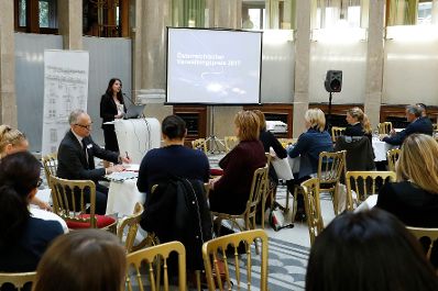 Am 6. Oktober fand die Auftaktveranstaltung zum &Ouml;sterreichischen Verwaltungspreis 2017 statt. Im Bild Staatssekret&auml;rin Muna Duzdar bei ihrem Beitrag zum Thema "Den Wandel managen - neue Wege f&uuml;r den &ouml;ffentlichen Dienst". 