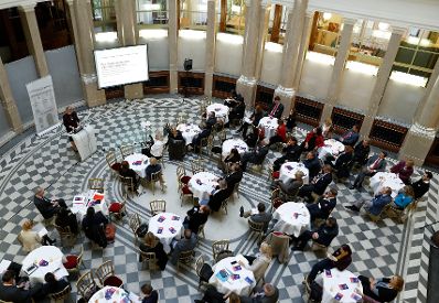 Am 6. Oktober fand die Auftaktveranstaltung zum &Ouml;sterreichischen Verwaltungspreis 2017 statt. Im Bild Ursula Rosenbichler bei ihrem Beitrag zum Thema "Der 7. Verwaltungspreis - Umsetzungserfolge".