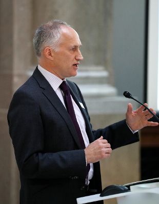 Am 6. Oktober fand die Auftaktveranstaltung zum &Ouml;sterreichischen Verwaltungspreis 2017 statt. Im Bild Michael Kallinger bei der Vorstellung der Kategorien des Verwaltungspreises.