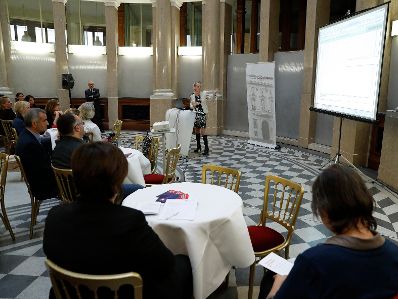 Am 6. Oktober fand die Auftaktveranstaltung zum &Ouml;sterreichischen Verwaltungspreis 2017 statt. Im Bild Sandra Kastenmeier bei der Information zum Einreichprozess. 