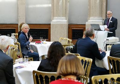 Am 6. Oktober fand die Auftaktveranstaltung zum &Ouml;sterreichischen Verwaltungspreis 2017 statt. Im Bild eine Wortmeldung aus dem Publikum.