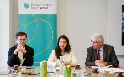 Am 20. Oktober 2016 nahm Staatssekret&auml;rin Muna Duzdar (m.) am Pressegespr&auml;ch AT:net - "Letzte Chance auf Millionenf&ouml;rderung f&uuml;r innovative digitale Unternehmen im Jahr 2016" teil. Im Bild mit Wolfgang Schreiner, CEO NOUS Wissensmanagement GmbH (l.) und Klaus Pseiner, Gesch&auml;ftsf&uuml;hrer der &Ouml;sterreichischen Forschungsf&ouml;rderungsgesellschaft (FFG) (r.).