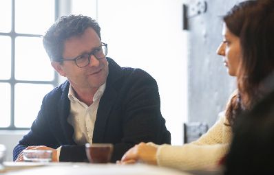 Am 20. Oktober 2016 nahm Staatssekret&auml;rin Muna Duzdar (r.) am Pressegespr&auml;ch AT:net - "Letzte Chance auf Millionenf&ouml;rderung f&uuml;r innovative digitale Unternehmen im Jahr 2016" teil. Im Bild mit Wolfgang Schreiner, CEO NOUS Wissensmanagement GmbH (l.).