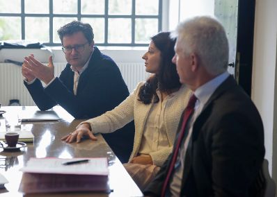 Am 20. Oktober 2016 nahm Staatssekret&auml;rin Muna Duzdar (m.) am Pressegespr&auml;ch AT:net - "Letzte Chance auf Millionenf&ouml;rderung f&uuml;r innovative digitale Unternehmen im Jahr 2016" teil. Im Bild mit Wolfgang Schreiner, CEO NOUS Wissensmanagement GmbH (l.) und Klaus Pseiner, Gesch&auml;ftsf&uuml;hrer der &Ouml;sterreichischen Forschungsf&ouml;rderungsgesellschaft (FFG) (r.).