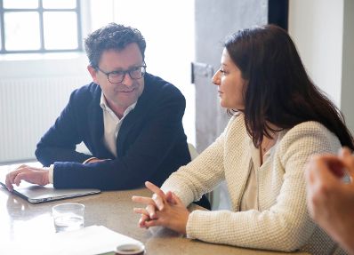 Am 20. Oktober 2016 nahm Staatssekret&auml;rin Muna Duzdar (r.) am Pressegespr&auml;ch AT:net - "Letzte Chance auf Millionenf&ouml;rderung f&uuml;r innovative digitale Unternehmen im Jahr 2016" teil. Im Bild mit Wolfgang Schreiner, CEO NOUS Wissensmanagement GmbH (l.).