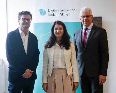 Am 20. Oktober 2016 nahm Staatssekret&auml;rin Muna Duzdar (m.) am Pressegespr&auml;ch AT:net - "Letzte Chance auf Millionenf&ouml;rderung f&uuml;r innovative digitale Unternehmen im Jahr 2016" teil. Im Bild mit Wolfgang Schreiner, CEO NOUS Wissensmanagement GmbH (l.) und Klaus Pseiner, Gesch&auml;ftsf&uuml;hrer der &Ouml;sterreichischen Forschungsf&ouml;rderungsgesellschaft (FFG) (r.).