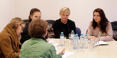 Am 21. November 2016 besuchte Staatssekret&auml;rin Muna Duzdar (r.) das Jugendcollege der Stadt Wien. Im Bild mit Sandra Frauenberger (2.v.r.), Stadtr&auml;tin f&uuml;r Integration.
