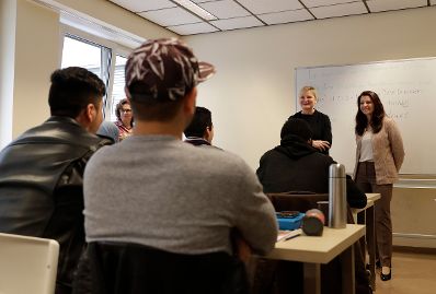 Am 21. November 2016 besuchte Staatssekret&auml;rin Muna Duzdar (r.) das Jugendcollege der Stadt Wien. Im Bild mit Sandra Frauenberger (l.), Stadtr&auml;tin f&uuml;r Integration.