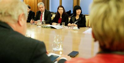 Am 22. November 2016 fand die 2. Runde der Gehaltsverhandlungen &Ouml;ffentlicher Dienst statt. Im Bild Staatssekret&auml;rin Muna Duzdar (m.) mit Finanzminister Hans J&ouml;rg Schelling (l.) und Sektionschefin Angelika Flatz (r.).