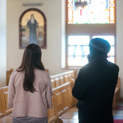Am 1. Dezember 2016 traf Staatssekret&auml;rin Muna Duzdar (l.) den Bischof Gabriel (r.) anl&auml;sslich seines Antrittsbesuches.