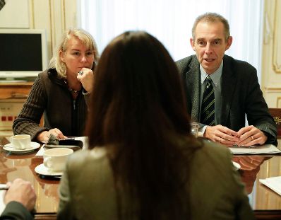 Am 2. Dezember 2016 empfing Staatssekret&auml;rin Muna Duzdar (m.) die Rektorin der Wirtschaftsuniversit&auml;t Wien Edeltraud Hanappi-Egger (l.) und den Vizerektor der Wirtschaftsuniversit&auml;t Wien Michael Lang (r.) zu einem Gespr&auml;ch.