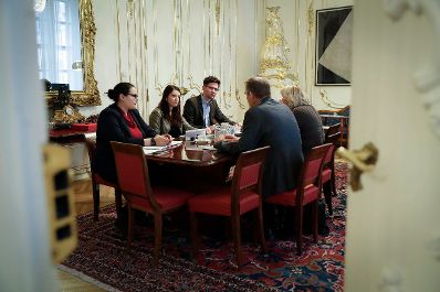 Am 2. Dezember 2016 empfing Staatssekret&auml;rin Muna Duzdar (2.v.l.) die Rektorin der Wirtschaftsuniversit&auml;t Wien Edeltraud Hanappi-Egger (r.) und den Vizerektor der Wirtschaftsuniversit&auml;t Wien Michael Lang (2.v.r.) zu einem Gespr&auml;ch.