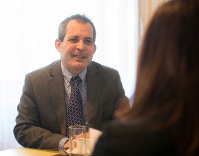 Am 7. Dezember 2016 empfing Staatssekret&auml;rin Muna Duzdar den Botschafter Kubas Juan Antonio Fern&aacute;ndez Palacios (im Bild) zu einem Arbeitsgespr&auml;ch.