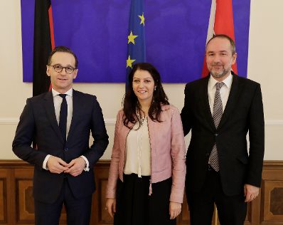 Am 16. Dezember 2016 empfing Kanzleramtsminister Thomas Drozda (r.) den deutschen Minister der Justiz und f&uuml;r Verbraucherschutz Heiko Maas (l.) zu einem Arbeitsgespr&auml;ch. Im Bild mit Staatssekret&auml;rin Muna Duzdar (m.).