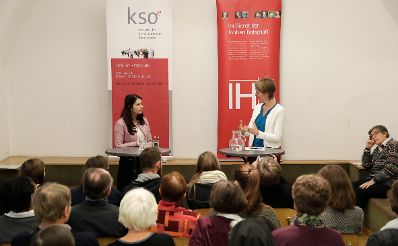 Am 16. Dezember 2016 nahm Staatssekret&auml;rin Muna Duzdar (l.) an einer Diskussionsveranstaltung der Katholischen Sozialakademie &Ouml;sterreich teil. Im Bild mit Magdalena Holztrattner (r.), Direktorin der Katholischen Sozialakademie &Ouml;sterreich.