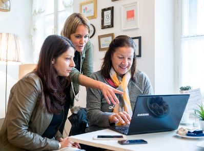 Am 19. Dezember 2016 besuchte Staatssekret&auml;rin Muna Duzdar (l.) die Initiative &quot;qualit&auml;tszeit&quot;.