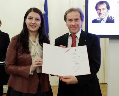 Am 17. J&auml;nner 2017 bestellte der Bundeskanzler Vertreterinnen und Vertreter der Wirtschaft zu Mitgliedern der bei der Bundesanstalt "Statistik &Ouml;sterreich" eingerichteten Wirtschaftskurie. Im Bild Staatssekret&auml;rin Muna Duzdar (l.) bei der Dekret&uuml;berreichung an Kommerzialrat f&uuml;r die Statistik Johannes Heinrich Bauer (r.).