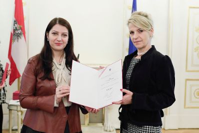 Am 17. J&auml;nner 2017 bestellte der Bundeskanzler Vertreterinnen und Vertreter der Wirtschaft zu Mitgliedern der bei der Bundesanstalt "Statistik &Ouml;sterreich" eingerichteten Wirtschaftskurie. Im Bild Staatssekret&auml;rin Muna Duzdar (l.) bei der Dekret&uuml;berreichung an Kommerzialr&auml;tin f&uuml;r die Statistik Dagmar Bichler-Dinstl (r.).