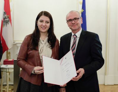 Am 17. J&auml;nner 2017 bestellte der Bundeskanzler Vertreterinnen und Vertreter der Wirtschaft zu Mitgliedern der bei der Bundesanstalt "Statistik &Ouml;sterreich" eingerichteten Wirtschaftskurie. Im Bild Staatssekret&auml;rin Muna Duzdar (l.) bei der Dekret&uuml;berreichung an Kommerzialrat f&uuml;r die Statistik Heimo de Monte (r.).