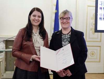 Am 17. J&auml;nner 2017 bestellte der Bundeskanzler Vertreterinnen und Vertreter der Wirtschaft zu Mitgliedern der bei der Bundesanstalt "Statistik &Ouml;sterreich" eingerichteten Wirtschaftskurie. Im Bild Staatssekret&auml;rin Muna Duzdar (l.) bei der Dekret&uuml;berreichung an Kommerzialr&auml;tin f&uuml;r die Statistik Anna Derfler (r.).