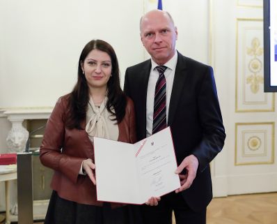 Am 17. J&auml;nner 2017 bestellte der Bundeskanzler Vertreterinnen und Vertreter der Wirtschaft zu Mitgliedern der bei der Bundesanstalt "Statistik &Ouml;sterreich" eingerichteten Wirtschaftskurie. Im Bild Staatssekret&auml;rin Muna Duzdar (l.) bei der Dekret&uuml;berreichung an Kommerzialrat f&uuml;r die Statistik Gerald Rudolf Gabauer (r.).