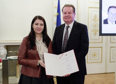 Am 17. J&auml;nner 2017 bestellte der Bundeskanzler Vertreterinnen und Vertreter der Wirtschaft zu Mitgliedern der bei der Bundesanstalt "Statistik &Ouml;sterreich" eingerichteten Wirtschaftskurie. Im Bild Staatssekret&auml;rin Muna Duzdar (l.) bei der Dekret&uuml;berreichung an Kommerzialrat f&uuml;r die Statistik Andreas G&ouml;rg (r.).