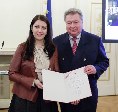 Am 17. J&auml;nner 2017 bestellte der Bundeskanzler Vertreterinnen und Vertreter der Wirtschaft zu Mitgliedern der bei der Bundesanstalt "Statistik &Ouml;sterreich" eingerichteten Wirtschaftskurie. Im Bild Staatssekret&auml;rin Muna Duzdar (l.) bei der Dekret&uuml;berreichung an Kommerzialrat f&uuml;r die Statistik Wolfgang Griesmann (r.).