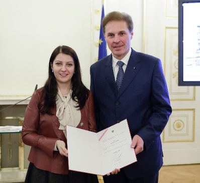 Am 17. J&auml;nner 2017 bestellte der Bundeskanzler Vertreterinnen und Vertreter der Wirtschaft zu Mitgliedern der bei der Bundesanstalt "Statistik &Ouml;sterreich" eingerichteten Wirtschaftskurie. Im Bild Staatssekret&auml;rin Muna Duzdar (l.) bei der Dekret&uuml;berreichung an Kommerzialrat f&uuml;r die Statistik Karl Hasen&ouml;hrl (r.).