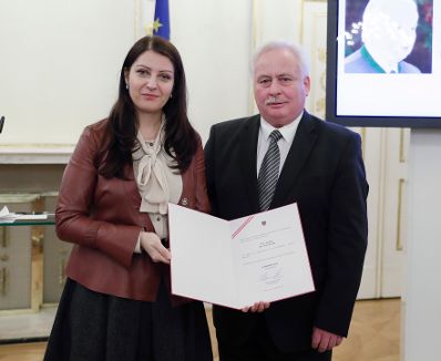 Am 17. J&auml;nner 2017 bestellte der Bundeskanzler Vertreterinnen und Vertreter der Wirtschaft zu Mitgliedern der bei der Bundesanstalt "Statistik &Ouml;sterreich" eingerichteten Wirtschaftskurie. Im Bild Staatssekret&auml;rin Muna Duzdar (l.) bei der Dekret&uuml;berreichung an Kommerzialrat f&uuml;r die Statistik Josef H&uuml;tter (r.).