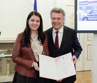 Am 17. J&auml;nner 2017 bestellte der Bundeskanzler Vertreterinnen und Vertreter der Wirtschaft zu Mitgliedern der bei der Bundesanstalt "Statistik &Ouml;sterreich" eingerichteten Wirtschaftskurie. Im Bild Staatssekret&auml;rin Muna Duzdar (l.) bei der Dekret&uuml;berreichung an Kommerzialrat f&uuml;r die Statistik Franz Iglauer (r.).