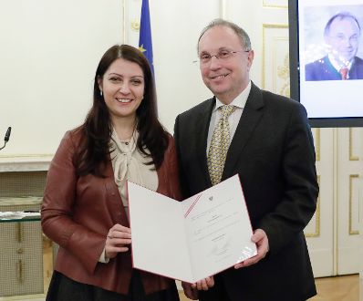 Am 17. J&auml;nner 2017 bestellte der Bundeskanzler Vertreterinnen und Vertreter der Wirtschaft zu Mitgliedern der bei der Bundesanstalt "Statistik &Ouml;sterreich" eingerichteten Wirtschaftskurie. Im Bild Staatssekret&auml;rin Muna Duzdar (l.) bei der Dekret&uuml;berreichung an Kommerzialrat f&uuml;r die Statistik Willibald Mautner (r.).