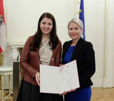 Am 17. J&auml;nner 2017 bestellte der Bundeskanzler Vertreterinnen und Vertreter der Wirtschaft zu Mitgliedern der bei der Bundesanstalt "Statistik &Ouml;sterreich" eingerichteten Wirtschaftskurie. Im Bild Staatssekret&auml;rin Muna Duzdar (l.) bei der Dekret&uuml;berreichung an Kommerzialr&auml;tin f&uuml;r die Statistik Ursula Simacek (r.).