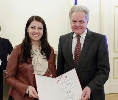 Am 17. J&auml;nner 2017 bestellte der Bundeskanzler Vertreterinnen und Vertreter der Wirtschaft zu Mitgliedern der bei der Bundesanstalt "Statistik &Ouml;sterreich" eingerichteten Wirtschaftskurie. Im Bild Staatssekret&auml;rin Muna Duzdar (l.) bei der Dekret&uuml;berreichung an Kommerzialrat f&uuml;r die Statistik Werner Wittmann (r.).