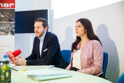 Am 18. J&auml;nner 2017 stellten Staatssekret&auml;rin Muna Duzdar (r.) und Staatssekret&auml;r Harald Mahrer (l.) die Initiative "Digital Roadmap Austria" in den R&auml;umlichkeiten der Meixner Vermessungs ZT GmbH vor.