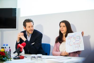 Am 18. J&auml;nner 2017 stellten Staatssekret&auml;rin Muna Duzdar (r.) und Staatssekret&auml;r Harald Mahrer (l.) die Initiative "Digital Roadmap Austria" in den R&auml;umlichkeiten der Meixner Vermessungs ZT GmbH vor.