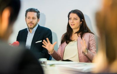 Am 18. J&auml;nner 2017 stellten Staatssekret&auml;rin Muna Duzdar (r.) und Staatssekret&auml;r Harald Mahrer (l.) die Initiative "Digital Roadmap Austria" in den R&auml;umlichkeiten der Meixner Vermessungs ZT GmbH vor.