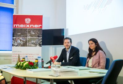 Am 18. J&auml;nner 2017 stellten Staatssekret&auml;rin Muna Duzdar (r.) und Staatssekret&auml;r Harald Mahrer (l.) die Initiative "Digital Roadmap Austria" in den R&auml;umlichkeiten der Meixner Vermessungs ZT GmbH vor.