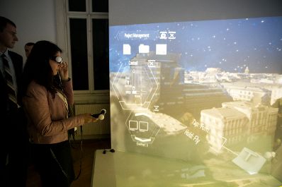 Am 18. J&auml;nner 2017 stellten Staatssekret&auml;rin Muna Duzdar (l.) und Staatssekret&auml;r Harald Mahrer die Initiative "Digital Roadmap Austria" in den R&auml;umlichkeiten der Meixner Vermessungs ZT GmbH vor.