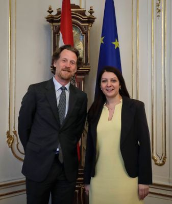 Am 27. Februar 2017 empfing Staatssekret&auml;rin Muna Duzdar (r.) den Botschafter Helfried Carl (l.) zu einem Gespr&auml;ch.