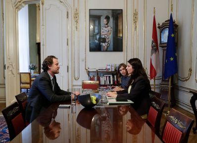Am 27. Februar 2017 empfing Staatssekret&auml;rin Muna Duzdar (r.) den Botschafter Helfried Carl (l.) zu einem Gespr&auml;ch.