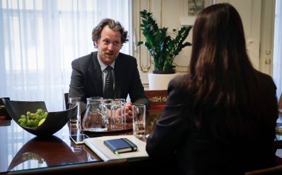 Am 27. Februar 2017 empfing Staatssekret&auml;rin Muna Duzdar den Botschafter Helfried Carl (im Bild) zu einem Gespr&auml;ch.