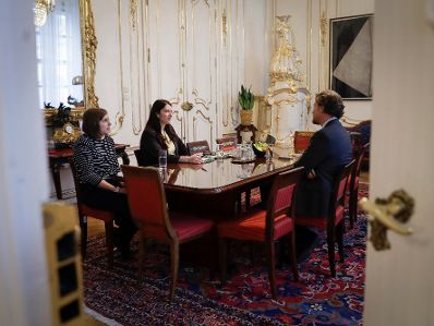 Am 27. Februar 2017 empfing Staatssekret&auml;rin Muna Duzdar (2.v.r.) den Botschafter Helfried Carl (l.) zu einem Gespr&auml;ch.