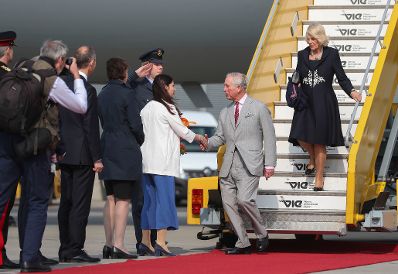 Am 5. April 2017 begr&uuml;&szlig;te Staatssekret&auml;rin Muna Duzdar Seine K&ouml;nigliche Hoheit den Prince of Wales und Ihre K&ouml;nigliche Hoheit die Duchess of Cornwall am Flughafen Wien.